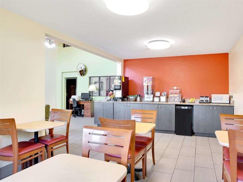 Hotel Super 8 By Wyndham Clearwater/St. Petersburg Airport Zewnętrze zdjęcie